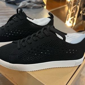 Vivaia Round toe Perforated Sneakers
